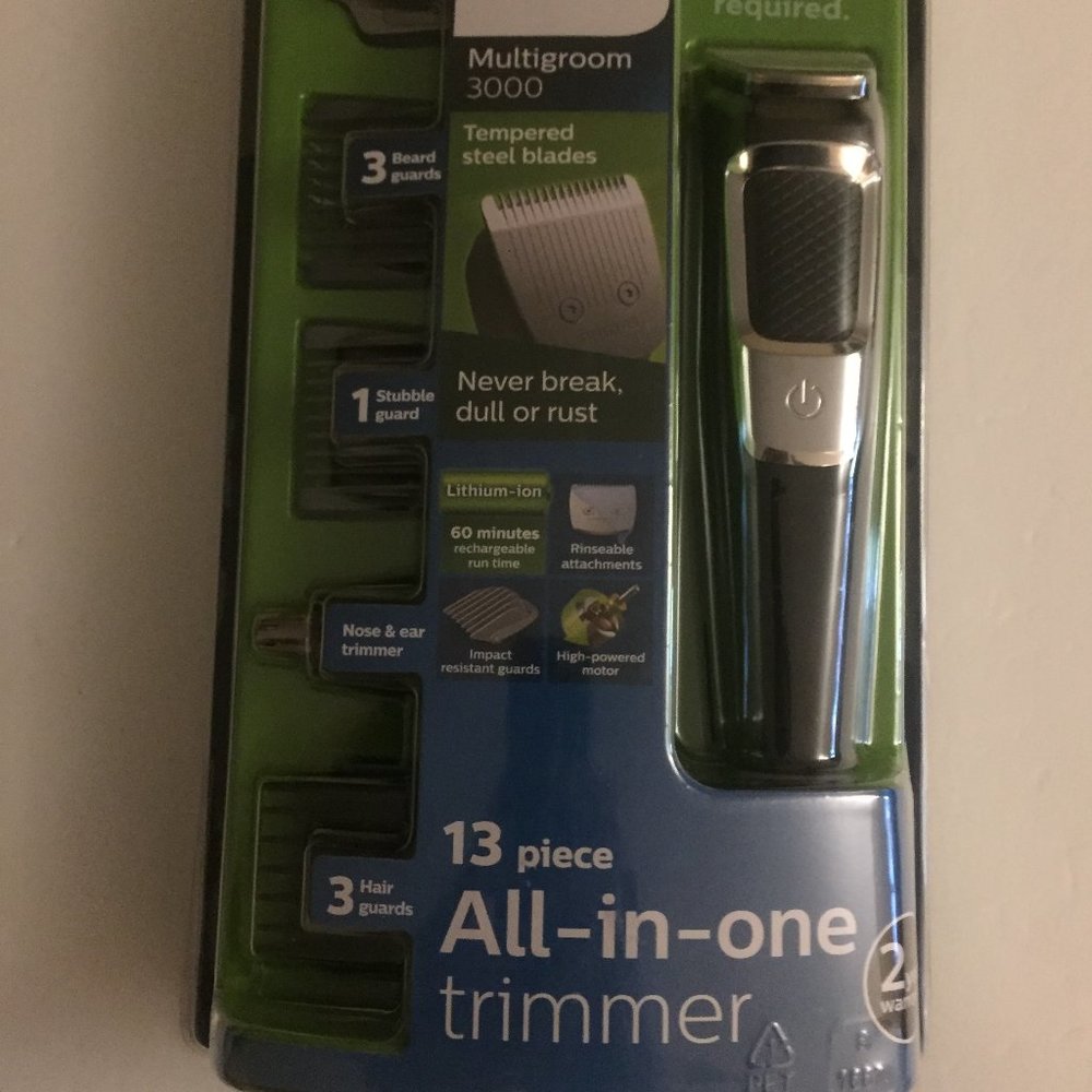 NEW Philips Norelco 13 Piece Mens Grooming Kit